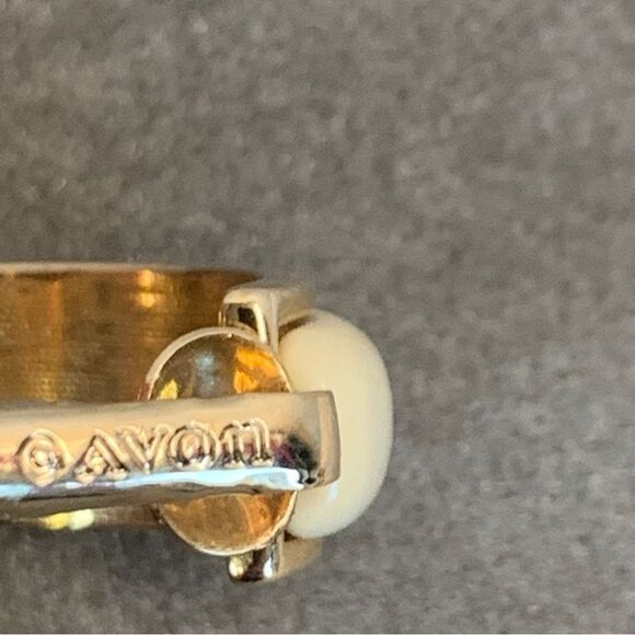 AVON Cream lacquer gold tone trim hoop clip on earrings - Picture 4 of 6